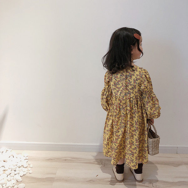 Garas kleitas piegriezuma raksts ar ziedu rakstu