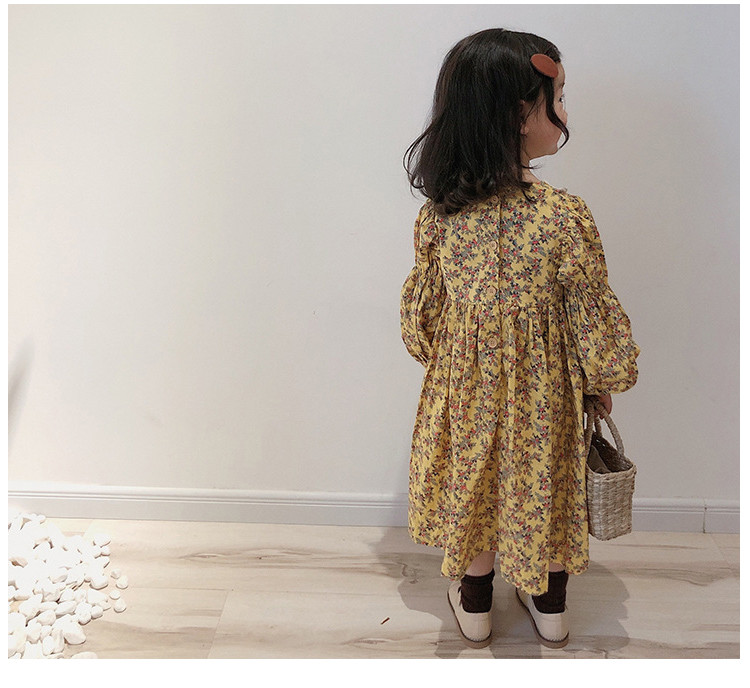 Garas kleitas piegriezuma raksts ar ziedu rakstu