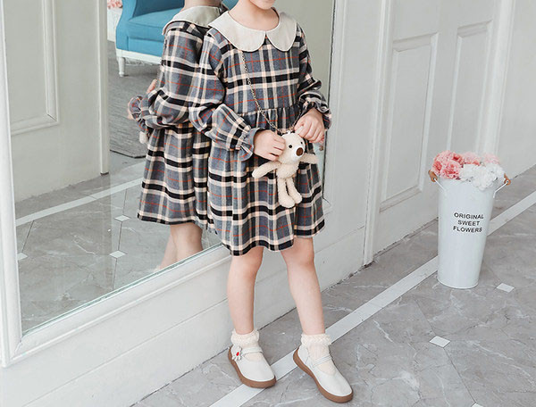 Rūtaina bērnu kleita ar ovālu kakla izgriezumu