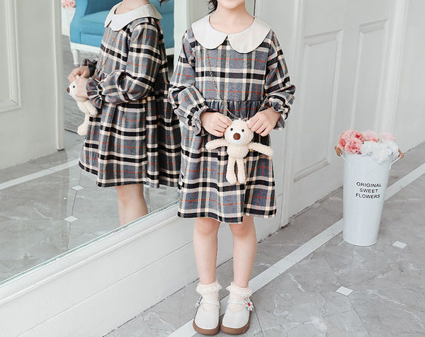 Rūtaina bērnu kleita ar ovālu kakla izgriezumu