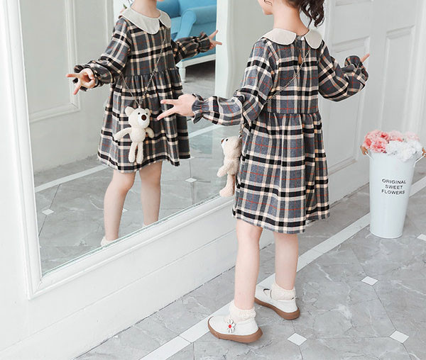 Rūtaina bērnu kleita ar ovālu kakla izgriezumu