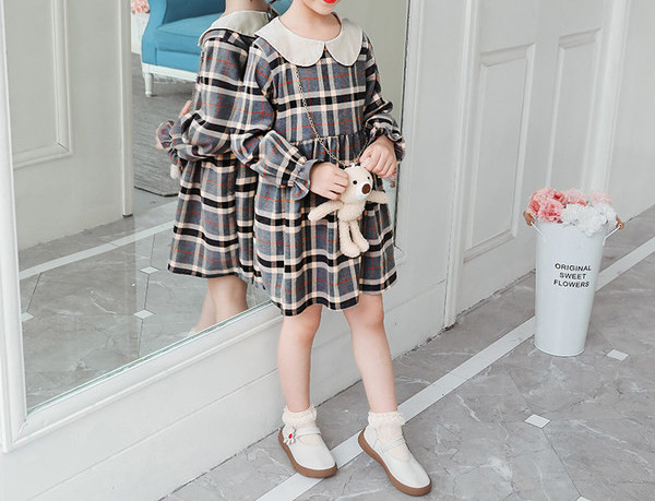 Jauns bērnu rūtainas kleitas modelis ar apaļu kakla izgriezumu un garām piedurknēm meitenēm