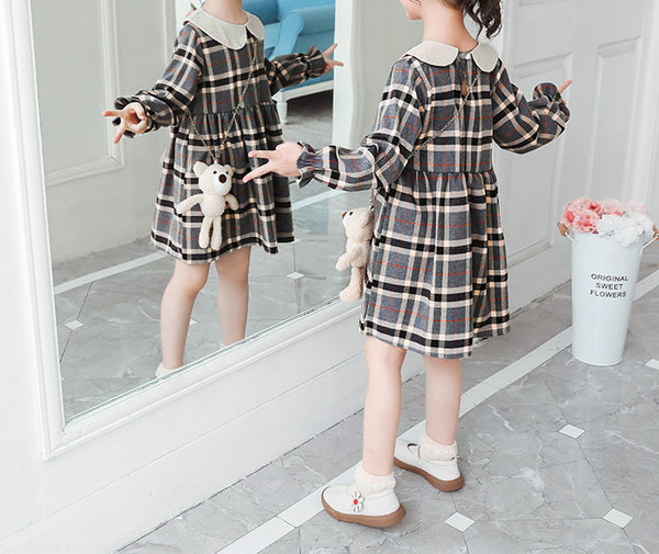 Jauns bērnu rūtainas kleitas modelis ar apaļu kakla izgriezumu un garām piedurknēm meitenēm