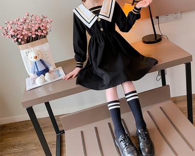 Bērnu ikdienas kleita ar garām piedurknēm un pogām