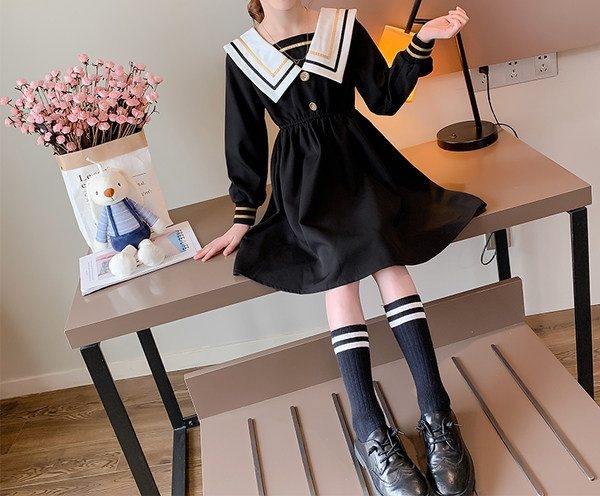 Bērnu ikdienas kleita ar garām piedurknēm un pogām