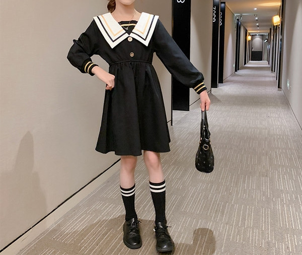 Bērnu ikdienas kleita ar garām piedurknēm un pogām