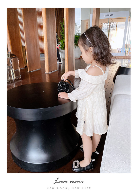 Jauna modeļa pavasara-vasaras kleita meitenēm ar atkailinātu plecu