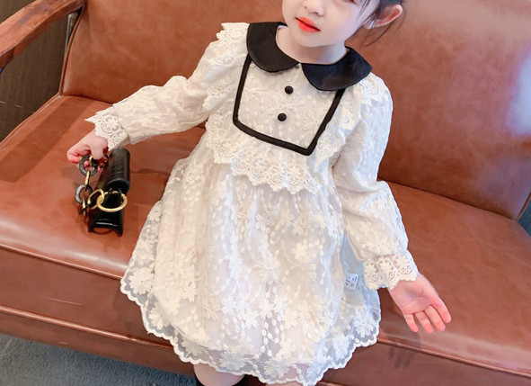 Mežģīņu bērnu kleita ar garām piedurknēm - baltā krāsā