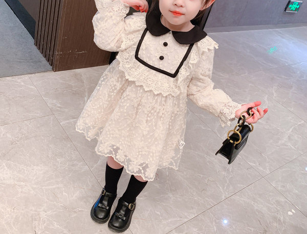 Mežģīņu bērnu kleita ar garām piedurknēm - baltā krāsā