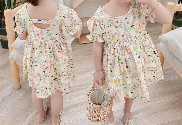 Παιδικό φόρεμα με μοτίβα λουλουδιών και κοντά μανίκια