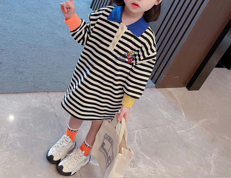 Bērnu svītraina kleita ar garām piedurknēm un klasisku apkakli