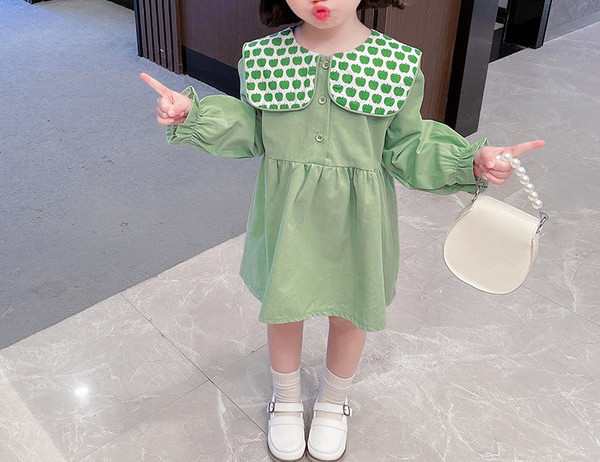 Jauna modeļa bērnu kleita ar pogām un garām piedurknēm meitenēm