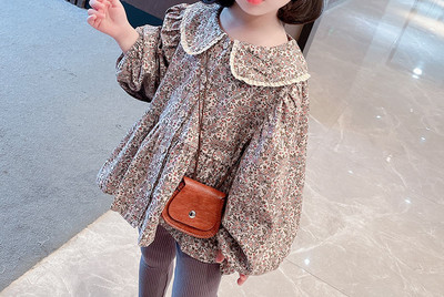 Μοντέρνο παιδικό φόρεμα με μοτίβα λουλουδιών και φαρδιά μανίκια