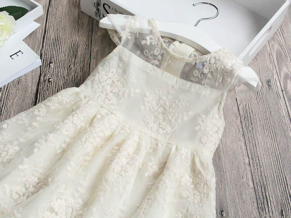 Moderna bērnu mežģīņu kleita baltā krāsā