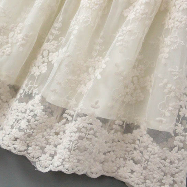 Moderna bērnu mežģīņu kleita baltā krāsā