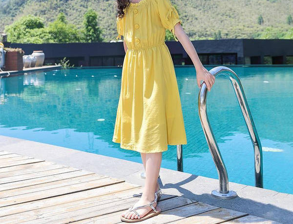 Bērnu vasaras kleita ar pogām un īsām piedurknēm