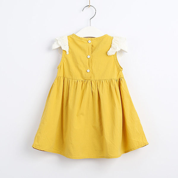 Bērnu kleita ar lentīti un izšuvumu trīs krāsās