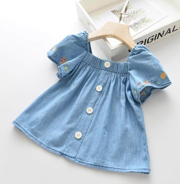 Bērnu kleita ar izšuvumu un pogām - ar īsām piedurknēm