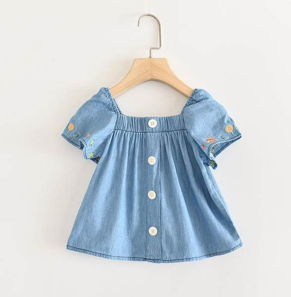 Bērnu kleita ar izšuvumu un pogām - ar īsām piedurknēm