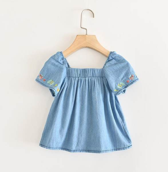 Bērnu kleita ar izšuvumu un pogām - ar īsām piedurknēm