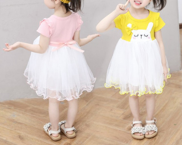 Μοντέρνο παιδικό φόρεμα με στρογγυλή λαιμόκοψη και φούστα από τούλι για κορίτσια