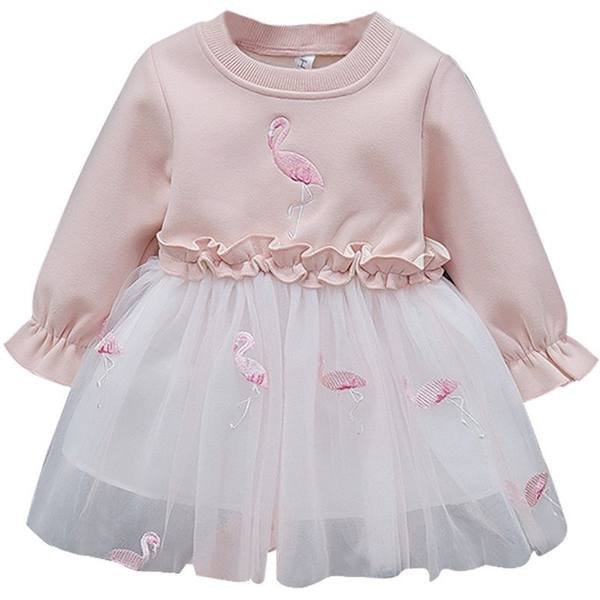 Mūsdienīga bērnu kleita ar izšuvumiem un lokām meitenēm