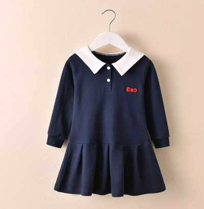 Bērnu sporta kleita ar apkakli, pogām un aplikācijām