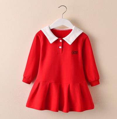 Bērnu sporta kleita ar apkakli, pogām un aplikācijām