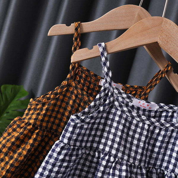 Vasaras rūtainā kleita ar plānām lencītēm