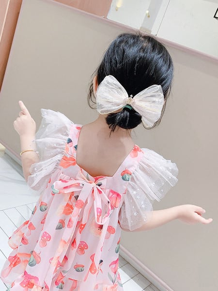 Jauns krāsainas bērnu kleitas modelis ar kvadrātveida kakla izgriezumu un tillu meitenēm