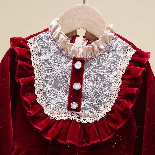 Bērnu moderna kleita ar mežģīnēm un lokām