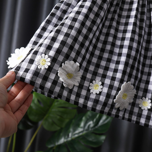 Rūtaina vasaras kleita ar plānām lencītēm un ziediem