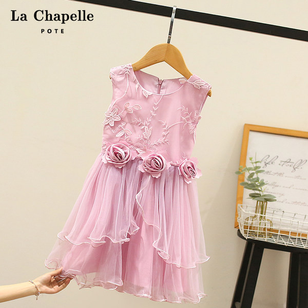 Aktuālā bērnu kleita ar 3D ziediem un platām lencēm