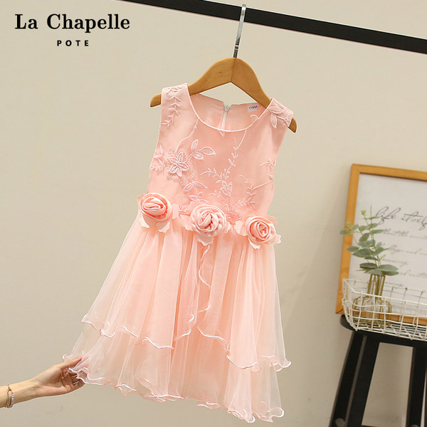 Aktuālā bērnu kleita ar 3D ziediem un platām lencēm