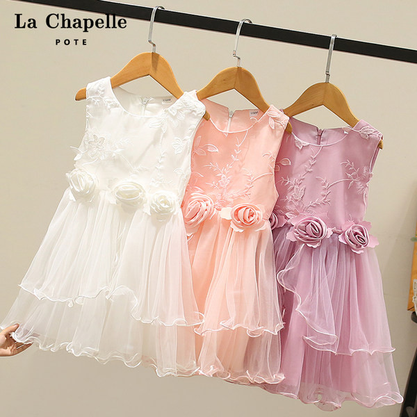 Aktuālā bērnu kleita ar 3D ziediem un platām lencēm