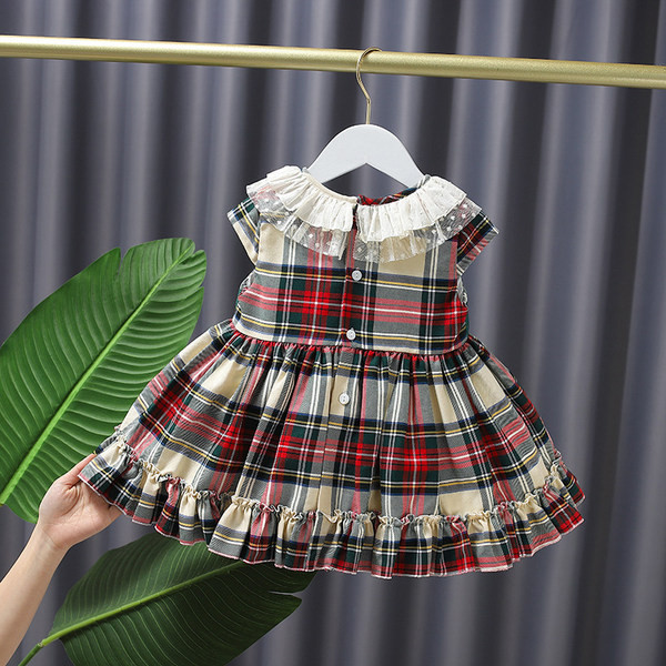 Rūtaina bērnu kleita ar mežģīnēm un īsām piedurknēm