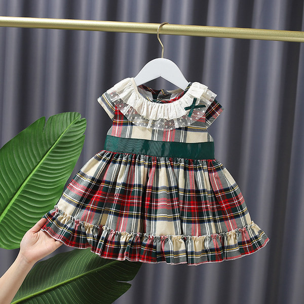 Rūtaina bērnu kleita ar mežģīnēm un īsām piedurknēm