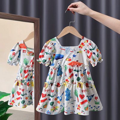 Vasaras moderna kleita ar krāsainu rakstu - piegriezuma modelis