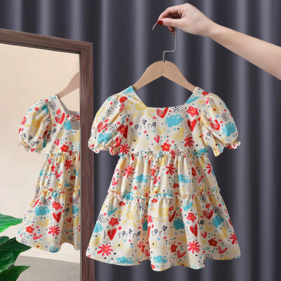 Vasaras moderna kleita ar krāsainu rakstu - piegriezuma modelis