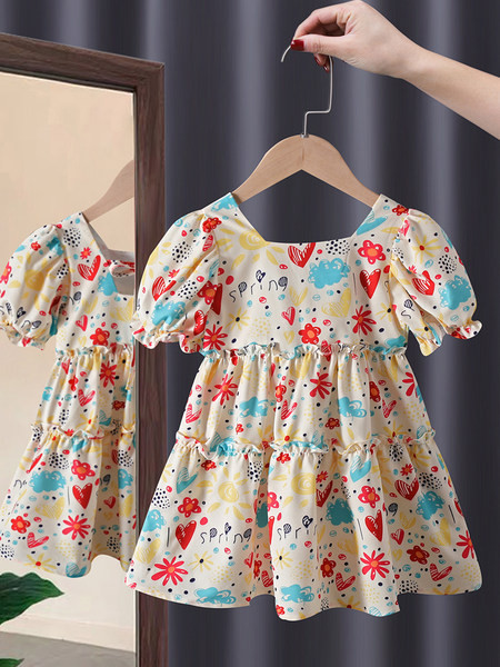 Vasaras moderna kleita ar krāsainu rakstu - piegriezuma modelis