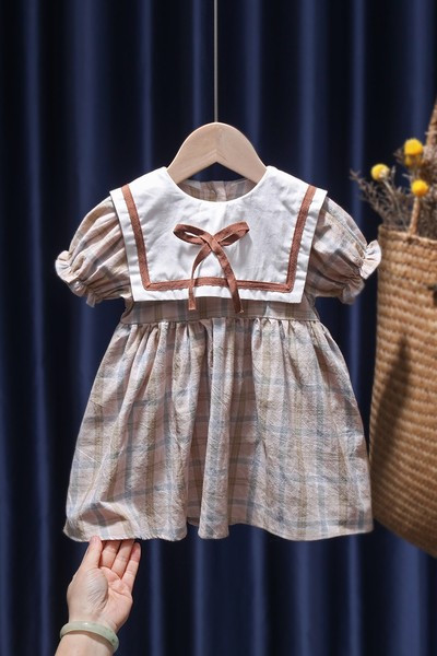 Moderna bērnu rūtainā kleita ar īsām piedurknēm un apaļu kakla izgriezumu