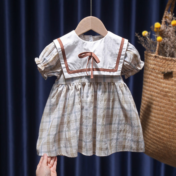 Moderna bērnu rūtainā kleita ar īsām piedurknēm un apaļu kakla izgriezumu