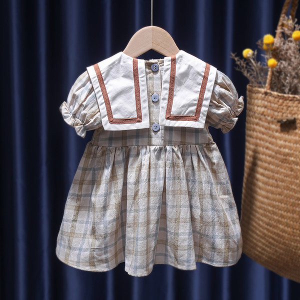 Moderna bērnu rūtainā kleita ar īsām piedurknēm un apaļu kakla izgriezumu