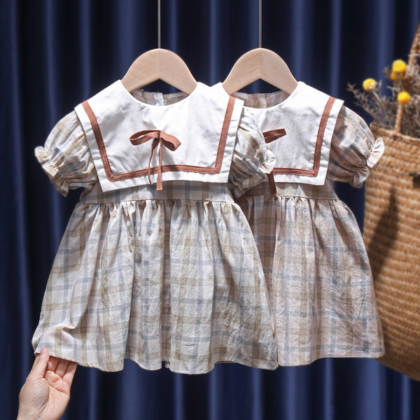 Moderna bērnu rūtainā kleita ar īsām piedurknēm un apaļu kakla izgriezumu