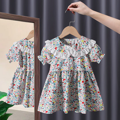 Καλοκαιρινό φόρεμα με λουλουδάτο μοτίβο με φαρδύ κολάρο και δαντέλα