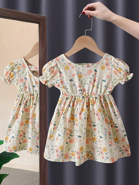 Vasaras kleita ar elastīgu jostasvietu un ziedu rakstu