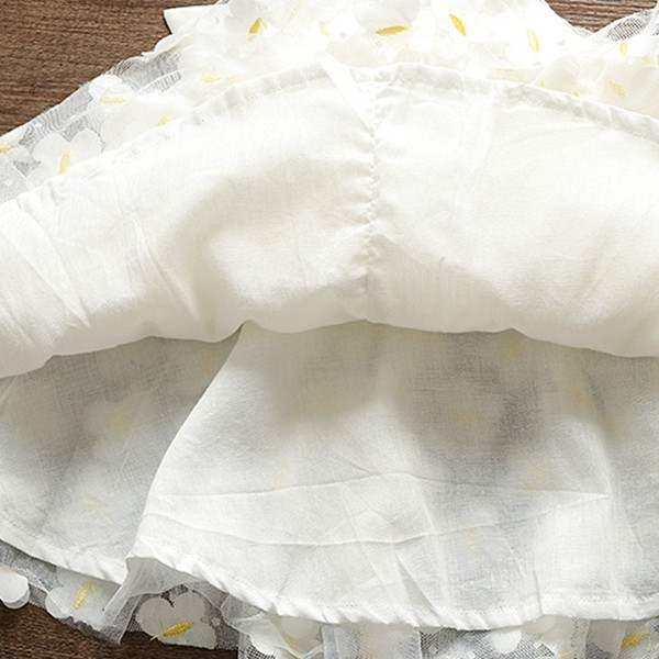 Бяла детска рокля с панделка и 3D елементи