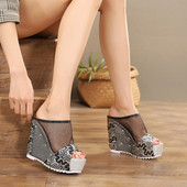 Trijų spalvų moteriškos šlepetės su aukšta platforma