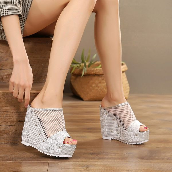 Trijų spalvų moteriškos šlepetės su aukšta platforma