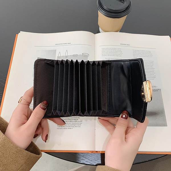 Sieviešu maks ar metāla sprādzi